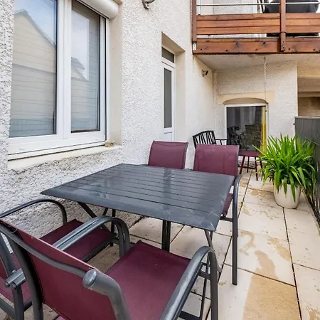 La Grotte Bourguignonne, Terrasse Exterieure *