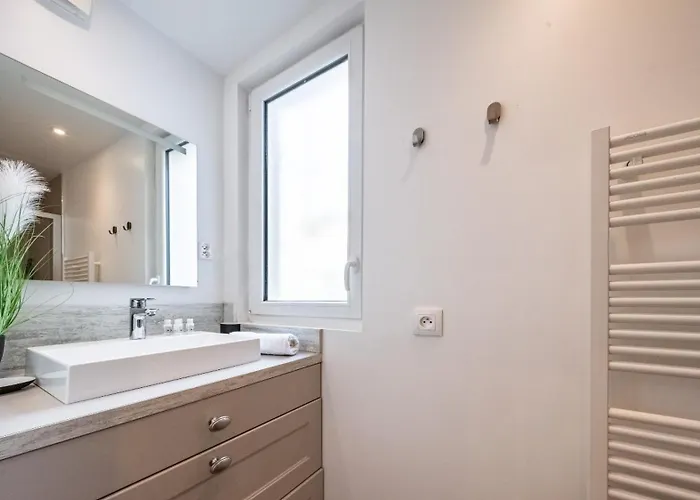 La Grotte Bourguignonne, Terrasse Exterieure *